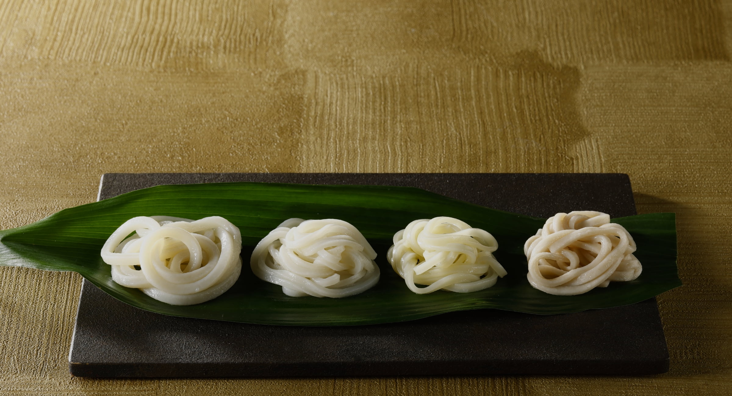 日本一の美しいおうどんをお届けしたい。職人の思いが練り込まれたこだわりの麺シリーズ。